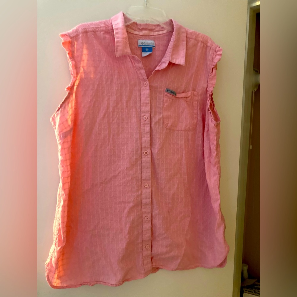 Columbia Sports wear sleeveless collar button up top.
